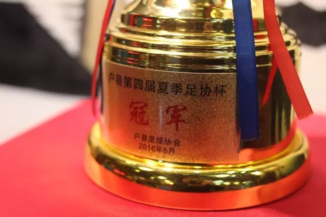 巴黎vs拜仁球迷挂出横幅：滚蛋，财阀纳赛尔！